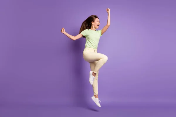 Повнометражний вигляд на її тіло вона красива приваблива струнка весела весела дівчина, що стрибає радісною перемогою тріумф ізольована яскравий яскравий блиск яскраво-бузковий фіолетовий кольоровий фон — стокове фото