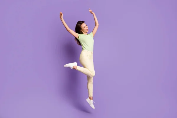 Longitud completa cuerpo tamaño vista de ella ella agradable atractivo encantador delgado alegre alegre chica saltando bailando disfrutando de la fiesta de descanso aislado brillante brillo vivo vibrante lila violeta color fondo —  Fotos de Stock