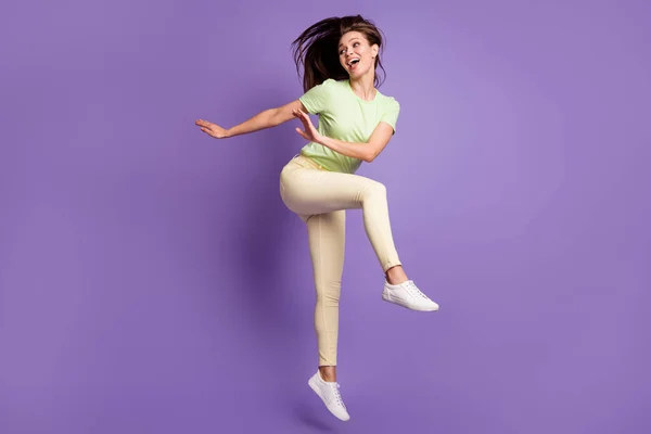 Longitud completa tamaño del cuerpo vista de ella ella bonita atractiva bastante delgada alegre alegre chica saltando bailando teniendo diversión descanso partido aislado brillante brillo vivo vibrante lila violeta color fondo — Foto de Stock