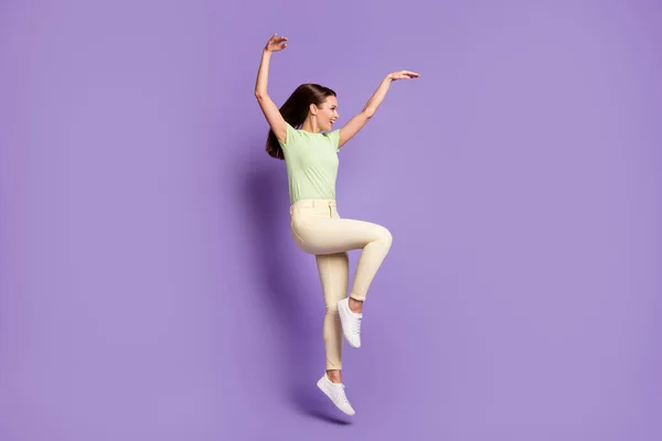Teljes hossz testméret profil oldalnézet szép kinézetű vonzó vidám funky lány jumping tánc modern lépés szórakozás elszigetelt fényes élénk fény élénk lila ibolya szín háttér — Stock Fotó