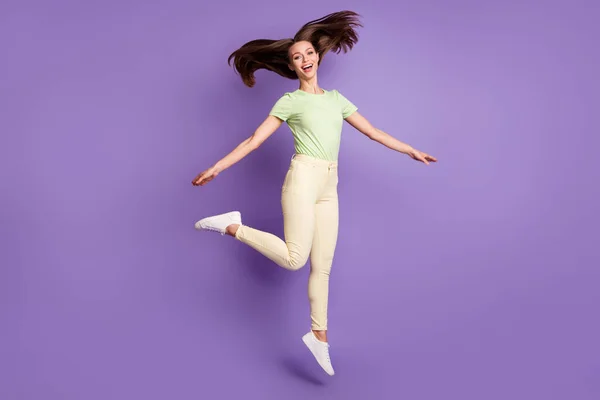 Longitud completa tamaño del cuerpo vista de ella ella agradable atractiva encantadora bastante despreocupada alegre alegre funky chica saltando bailando tener diversión aislado brillante brillante brillo vibrante lila violeta color fondo — Foto de Stock