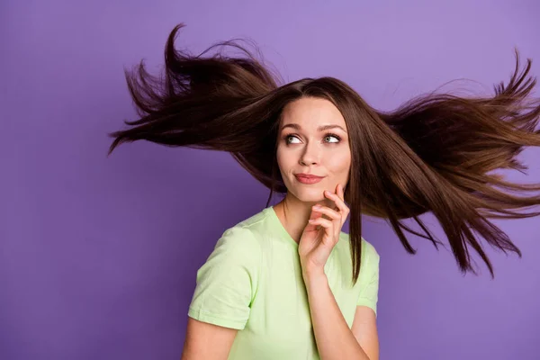 Close-up portret van haar ze mooi uitziende aantrekkelijke mooi minded dromerig meisje fantaseren wind waait zacht perfect schoon haar geïsoleerd helder levendig glans levendige lila paarse kleur achtergrond — Stockfoto