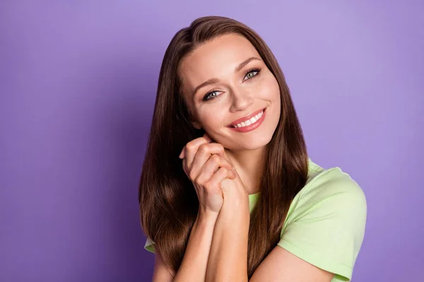 Close-up ritratto di lei lei bello-looking attraente bella carino dolce allegro allegro ragazza godendo di buona notizia pace isolato su luminoso vivido brillare vibrante lilla viola sfondo — Foto Stock