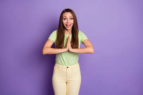 Porträtt av henne hon trevlig-ser attraktiv härlig glad glad glad flicka fläkt ber favör isolerad över ljusa levande glans levande lila violett färg bakgrund — Stockfoto