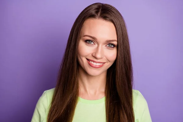 Фотопортрет щасливої жінки ізольовані на яскраво фіолетовому кольоровому фоні — стокове фото