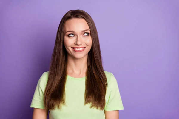 Foto retrato de mulher sonhadora olhando para o lado isolado em fundo colorido roxo vívido — Fotografia de Stock