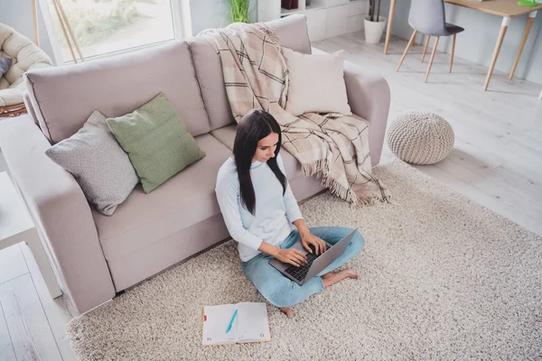 Arriba arriba alto ángulo vista cuerpo completo foto de la mujer joven sentarse uso de suelo ordenador estancia trabajo en casa en el interior de la casa —  Fotos de Stock