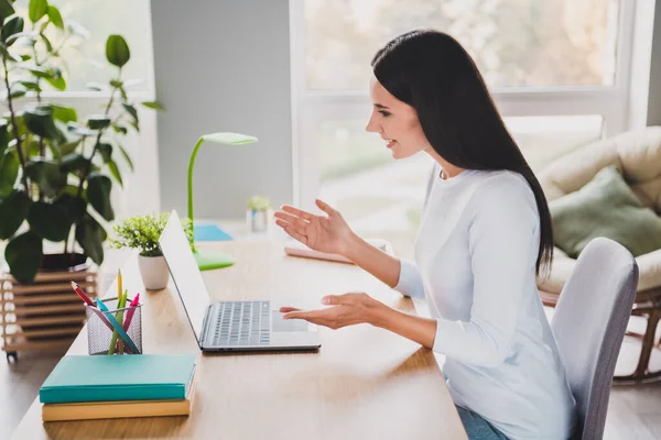 Profilo foto laterale di piuttosto attraente giovane donna d'affari hanno riunione su internet uso laptop indossare pullover bianco all'interno della casa — Foto Stock