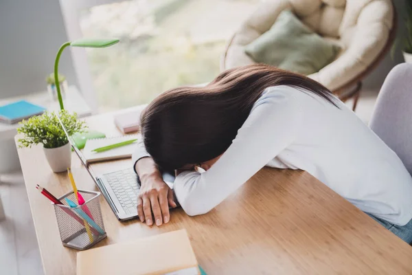 Foto de sueño cansado mujer de negocios dormir en el escritorio portátil trabajo agotado desde casa dentro de la sala de estar en el interior — Foto de Stock