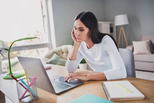 Foto di annoiato attraente donna d'affari che naviga computer portatile infelice lavoro remoto in casa soggiorno — Foto Stock