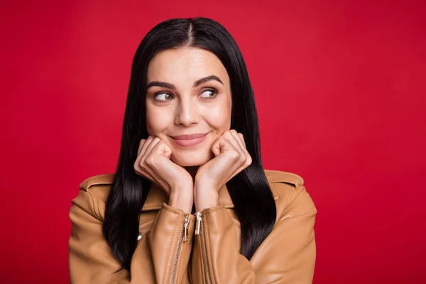 Ritratto di adorabile signora mani sulle guance sguardo vuoto spazio tenero sorriso isolato su sfondo di colore rosso — Foto Stock