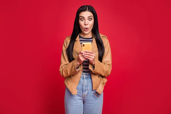 Portré sokkolt személy bámult telefon képernyő nyitott száj elszigetelt élénk sárga színű háttér — Stock Fotó