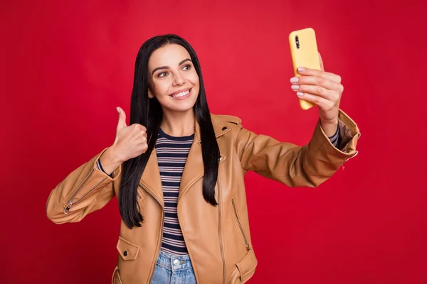 Fénykép pozitív személy, hogy szelfi show hüvelykujj fel video chat fogas mosoly elszigetelt piros színű háttér — Stock Fotó