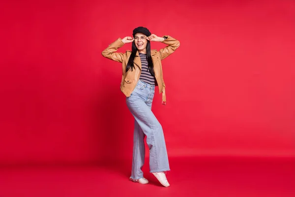 Retrato de cuerpo completo de la señora encantadora fiesta manos toque gafas mirada espacio vacío aislado sobre fondo de color rojo —  Fotos de Stock