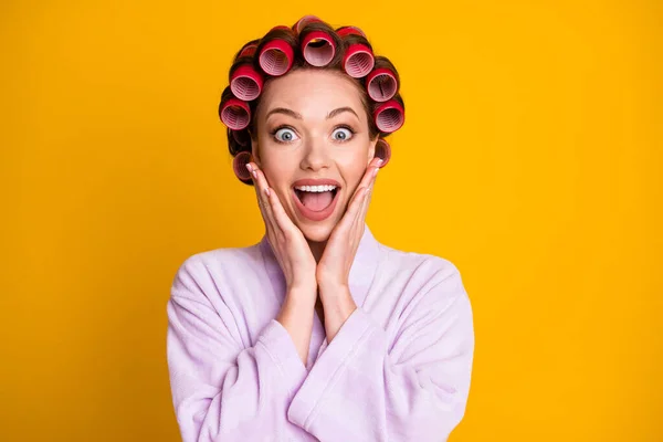 Wow Wellness-Salon Hebeverfahren. Erstaunt positive Mädchen berühren Hände Gesicht isoliert hellen Glanz Farbe Hintergrund — Stockfoto