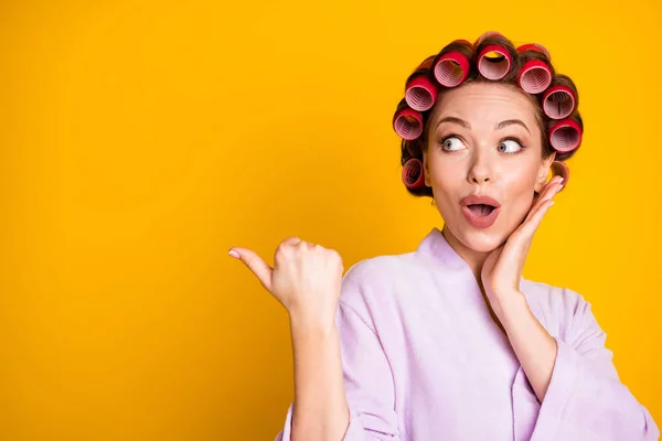 Erstaunt Mädchen Wellness Salon Pflege berühren Hand Gesicht Punkt Daumen Finger Kopierraum isoliert helle Farbe Hintergrund — Stockfoto