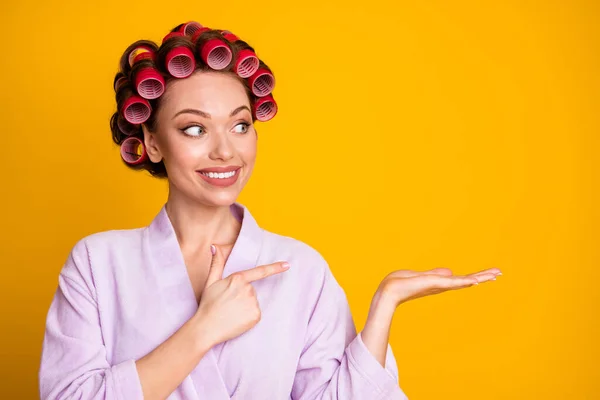 Foto von positiven Mädchen halten Hand Zeigefinger Kopierraum tragen Bademantel isoliert Glanz Farbe Hintergrund — Stockfoto