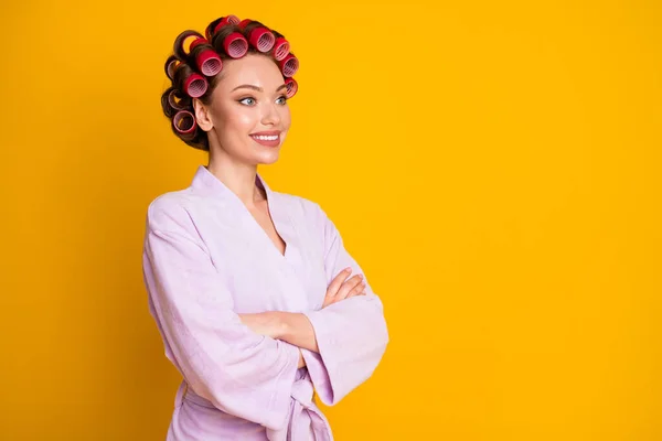 Profil boční fotografie pozitivní dívka kříž ruce lázeňské salon nosit fialové župan izolované přes světlé barevné pozadí — Stock fotografie