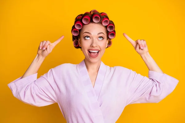 Foto de excitado louco menina ponto indicador dedo penteado beleza tratamento desgaste banho roupão isolado brilho cor fundo — Fotografia de Stock