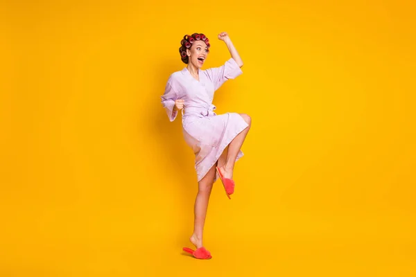 Comprimento total tamanho do corpo vista de mulher extática muito alegre vestindo frisadores celebrando dança isolado cor amarela brilhante fundo — Fotografia de Stock