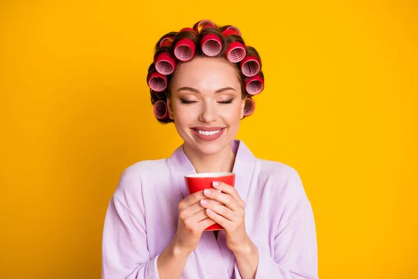 Gros plan portrait d'elle elle belle femme joyeuse rêveuse portant des bigoudis boire du lait chaud isolé sur fond de couleur jaune vif — Photo