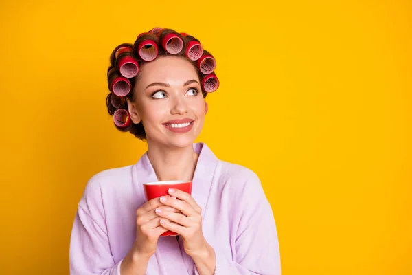 Detailní-up portrét krásné smýšlející veselá žena na sobě natáčky pití nápoj myšlení kopírovat prostor izolovaný přes jasně žluté barvy pozadí — Stock fotografie
