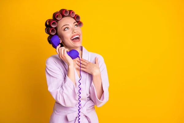 Portrét pěkné okouzlující veselá žena na sobě natáčky mluví na telefonu přítel izolované jasně žluté barvy pozadí — Stock fotografie