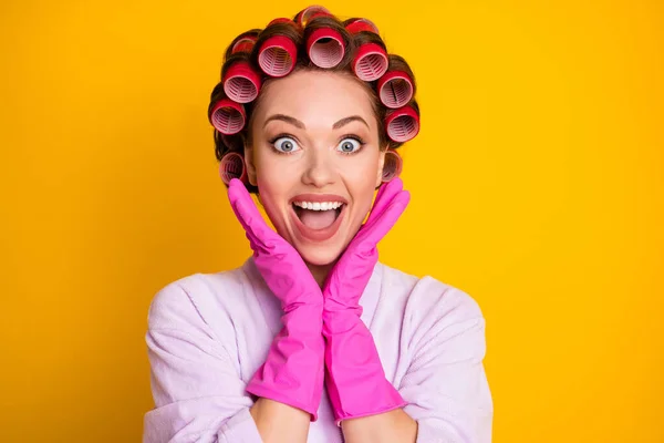 Nahaufnahme Porträt von ziemlich erstaunt fröhliche Haushälterin tragen Lockenwickler genießen gute Nachricht Reaktion isoliert leuchtend gelbe Farbe Hintergrund — Stockfoto