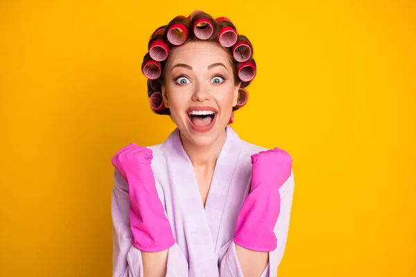 Nahaufnahme Porträt der schönen überglücklich fröhliche Haushälterin tragen Lockenwickler feiern gute Nachrichten isoliert leuchtend gelbe Farbe Hintergrund — Stockfoto