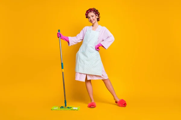 Volle Länge Körpergröße Ansicht der fröhlichen Dienstmädchen Reinigung Küche Boden Pflicht isoliert helle gelbe Farbe Hintergrund — Stockfoto