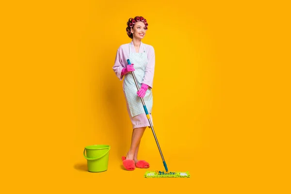 Teljes hosszúságú fotó lány mosás padló felmosó megjelenés másolás kopás köntös papucs elszigetelt élénk szín háttér — Stock Fotó