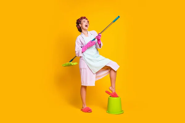 Фотографія повного тіла божевільна дівчина миє підлогу мопед відомий гітарист носить халат для ванни ізольований жовтий колір фону — стокове фото