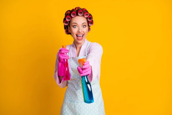 Suciedad te limpio. positivo chica hold disparar spray botella desgaste baño bata guantes delantal aislado brillo color fondo —  Fotos de Stock