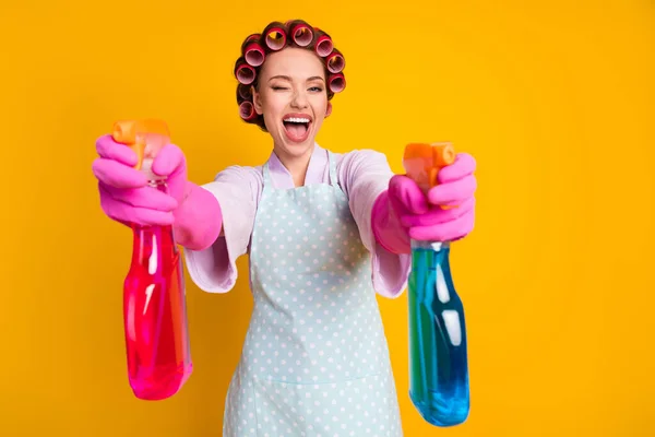 Heyecanlı kızın fotoğrafı sprey sprey boya şişesi kimyasal giysi lateks eldiven banyo bornozu izole parlak arka plan — Stok fotoğraf