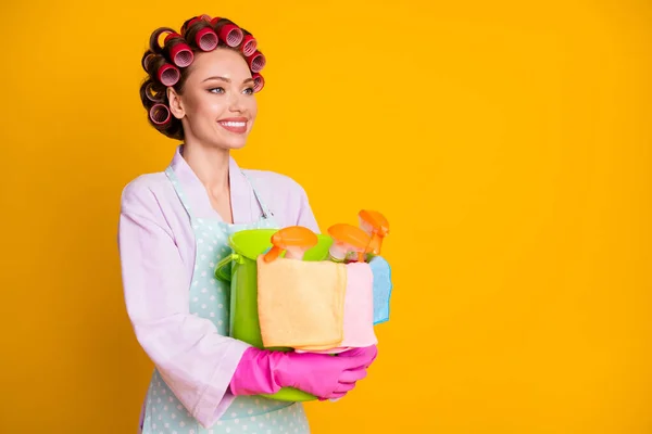 Draaide foto van vrouw meisje knuffel schoon fles spray wisser emmer slijtage badjas geïsoleerde glans kleur achtergrond — Stockfoto