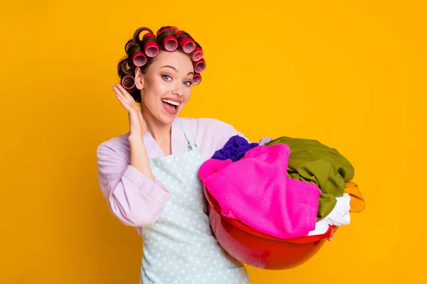 Foto van geschokt meisje houden wastafel vuile kleren dragen badjas geïsoleerde heldere kleur achtergrond — Stockfoto