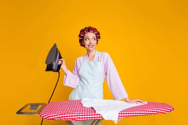 Portret van glamoureuze vrij vrolijke meid met behulp van ijzer reinheid geïsoleerd op fel oranje kleur achtergrond — Stockfoto