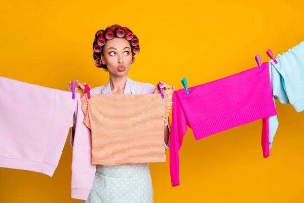 Фото девушка стирка одежды сухой бельевой верёвкой выглядят копирайтом носить халат ванны в фартуке изолирован яркий блеск цвета фона — стоковое фото
