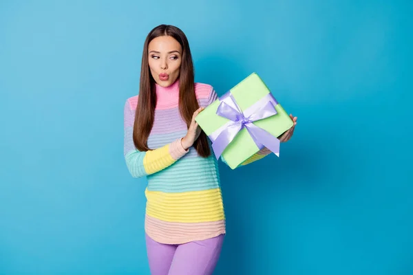 Foto de menina surpreso obter 14-fevereiro 8-março caixa de presente olhar lábios gordo desgaste pulôver isolado azul cor fundo — Fotografia de Stock