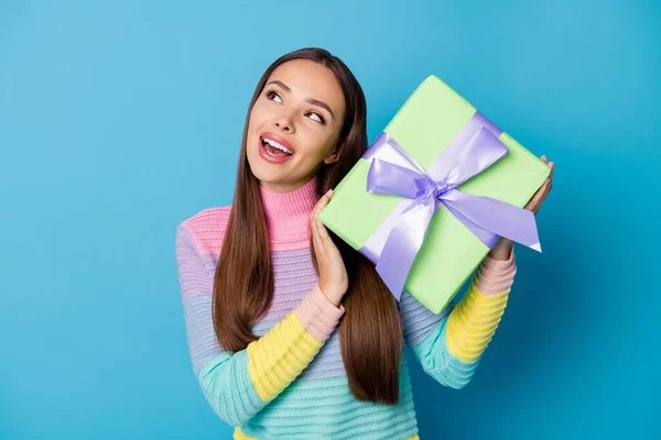 Foto de chica curiosa conseguir caja de regalo 14-febrero 8-marzo imaginar el uso de jersey aislado sobre fondo de color azul — Foto de Stock