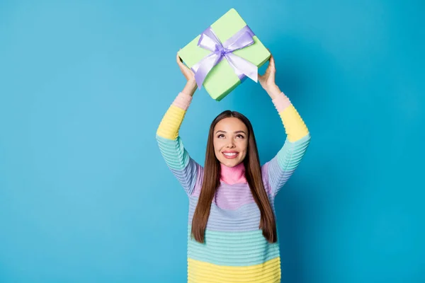 Foto de la bonita niña celebrar caja de regalo obtener 14-febrero 8-marzo de desgaste de vacaciones jersey aislado fondo de color azul —  Fotos de Stock