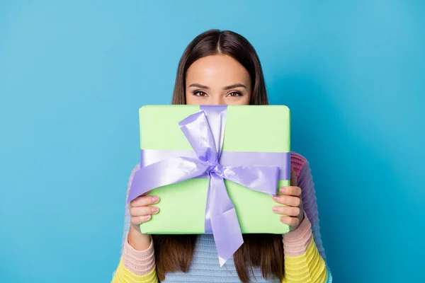 Foto von niedlichen hübschen Mädchen in der Nähe Cover Gesicht Geschenkbox erhalten 14-Februar 8-März tragen Pullover isoliert blaue Farbe Hintergrund — Stockfoto