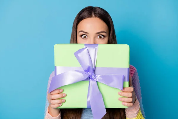 Foto de chica asombrada cerca de la caja de regalo de la cara recibir 14-febrero 8-marzo desgaste jersey aislado fondo de color azul —  Fotos de Stock