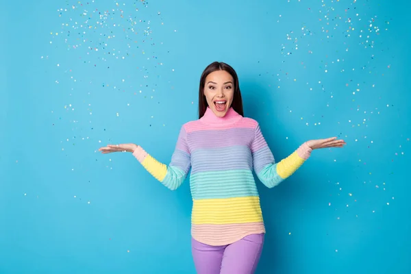 Foto de chica positiva de la mano confeti caída de aire grito desgaste jersey aislado sobre fondo de color azul —  Fotos de Stock