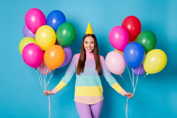 Retrato de menina alegre segurando em mãos bolas de ar festal isolado sobre fundo de cor azul brilhante — Fotografia de Stock