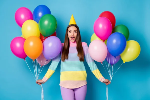 Portret van vrij vrolijk meisje houden in handen helium ballen gelegenheid hebben plezier geïsoleerde helder blauwe kleur achtergrond — Stockfoto