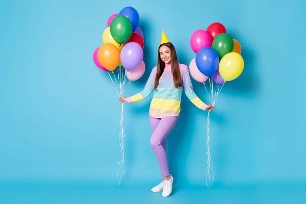 Comprimento total tamanho do corpo vista de menina muito alegre segurando em mãos bolas de hélio celebratório isolado fundo de cor azul brilhante — Fotografia de Stock