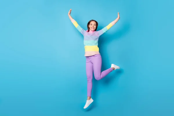 Повнометражний вигляд на тіло прекрасної щасливої недбалої веселої дівчини, що стрибає, весело гуляючи ізольовано на яскраво-синьому кольоровому фоні — стокове фото