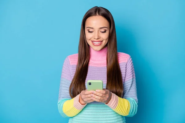 Close-up portret van vrij gericht vrolijk meisje met behulp van apparaat browsing web chat roaming geïsoleerd over helder blauwe kleur achtergrond — Stockfoto