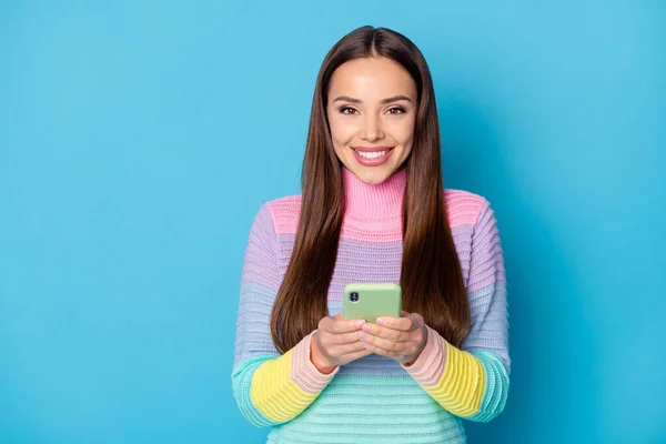 Close-up portret van aantrekkelijke vrolijke meisje met behulp van gadget browsen media wi-fi service geïsoleerd over helder blauwe kleur achtergrond — Stockfoto